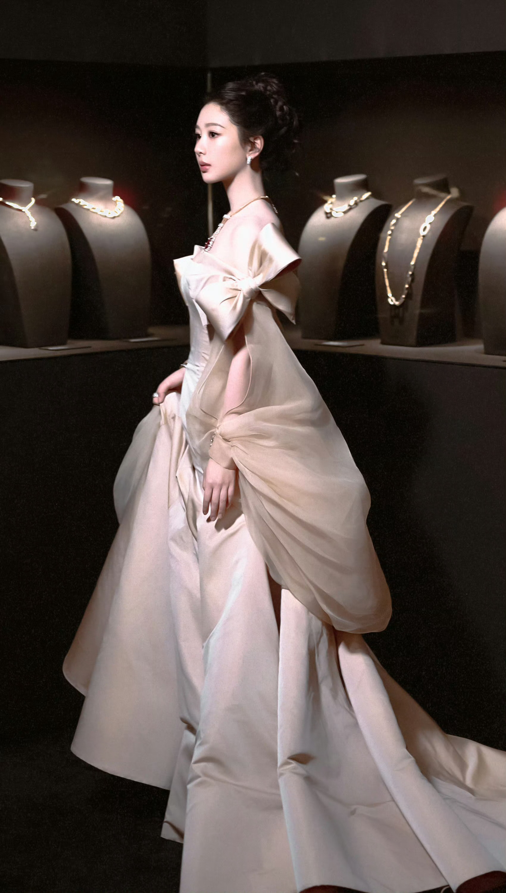 杨紫 yz杨紫董竹君 yz杨紫全网告黑 铺陈纸笔，情字里写满你；花开十里，片片为