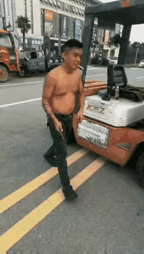 如此嚣张光胴胴
扎人车胎好轻松
就为补胎赚大钱
黑心必遭天雷轰

警察必须拘留他
