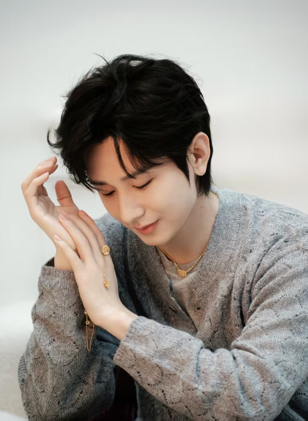 成毅灰色毛衣熟男人夫感成毅灰色毛衣熟男感 完全人夫 成毅