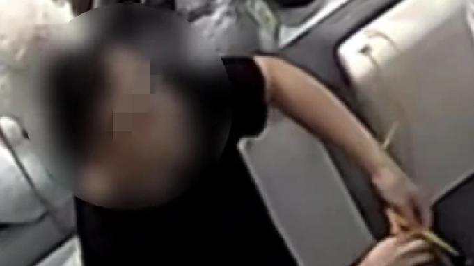 踹凳子吓到我了，这两个男子这次火了，男子故意撕坏充电线，要求处理无码监控。

据