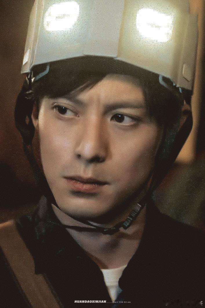 王鹤棣年纪轻轻演了一把年纪谁能拒绝演技颜值双在线的王鹤棣，新剧角色反差超大，跨年