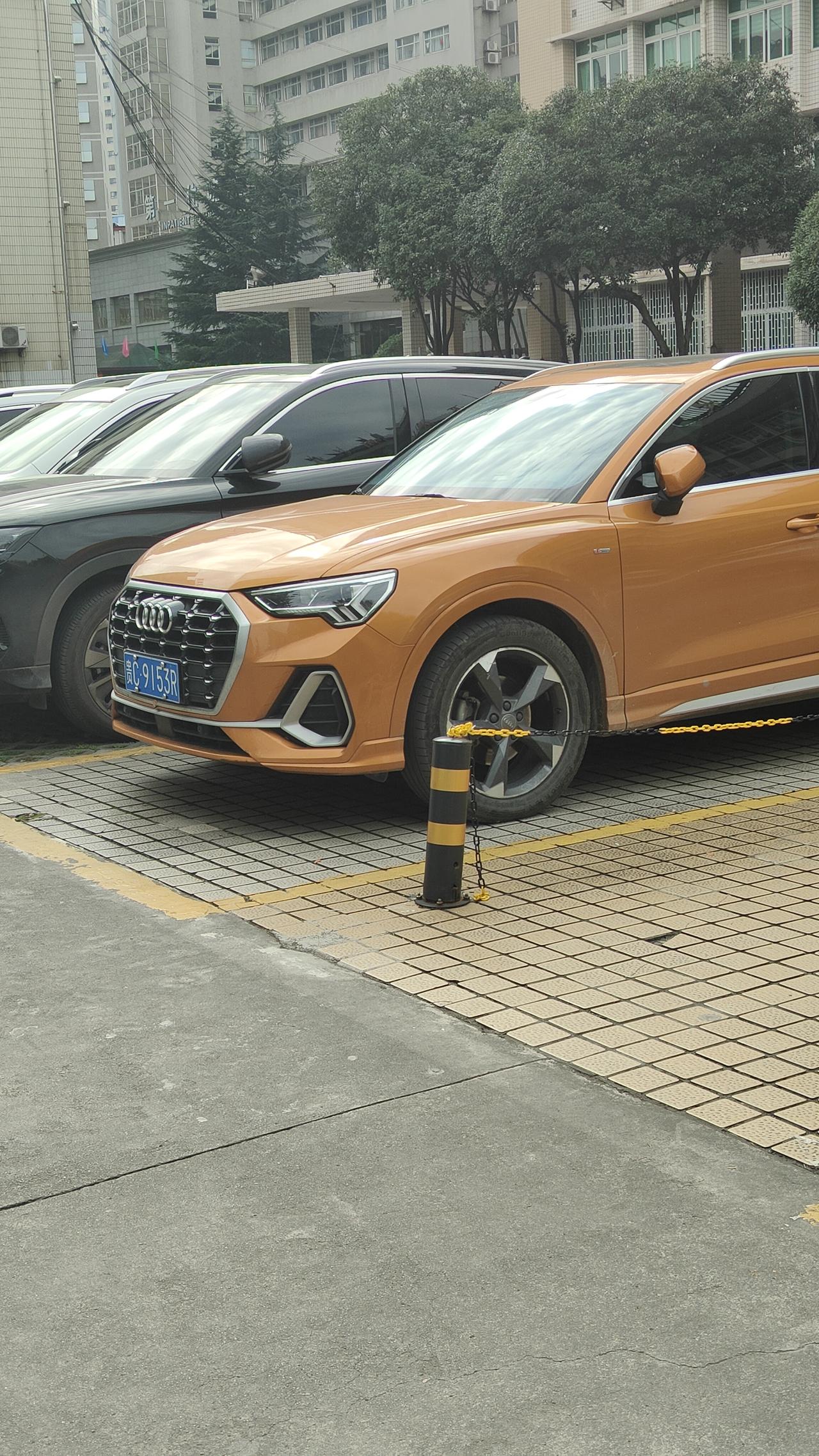 这款奥迪车很好看
我很喜欢这颜色