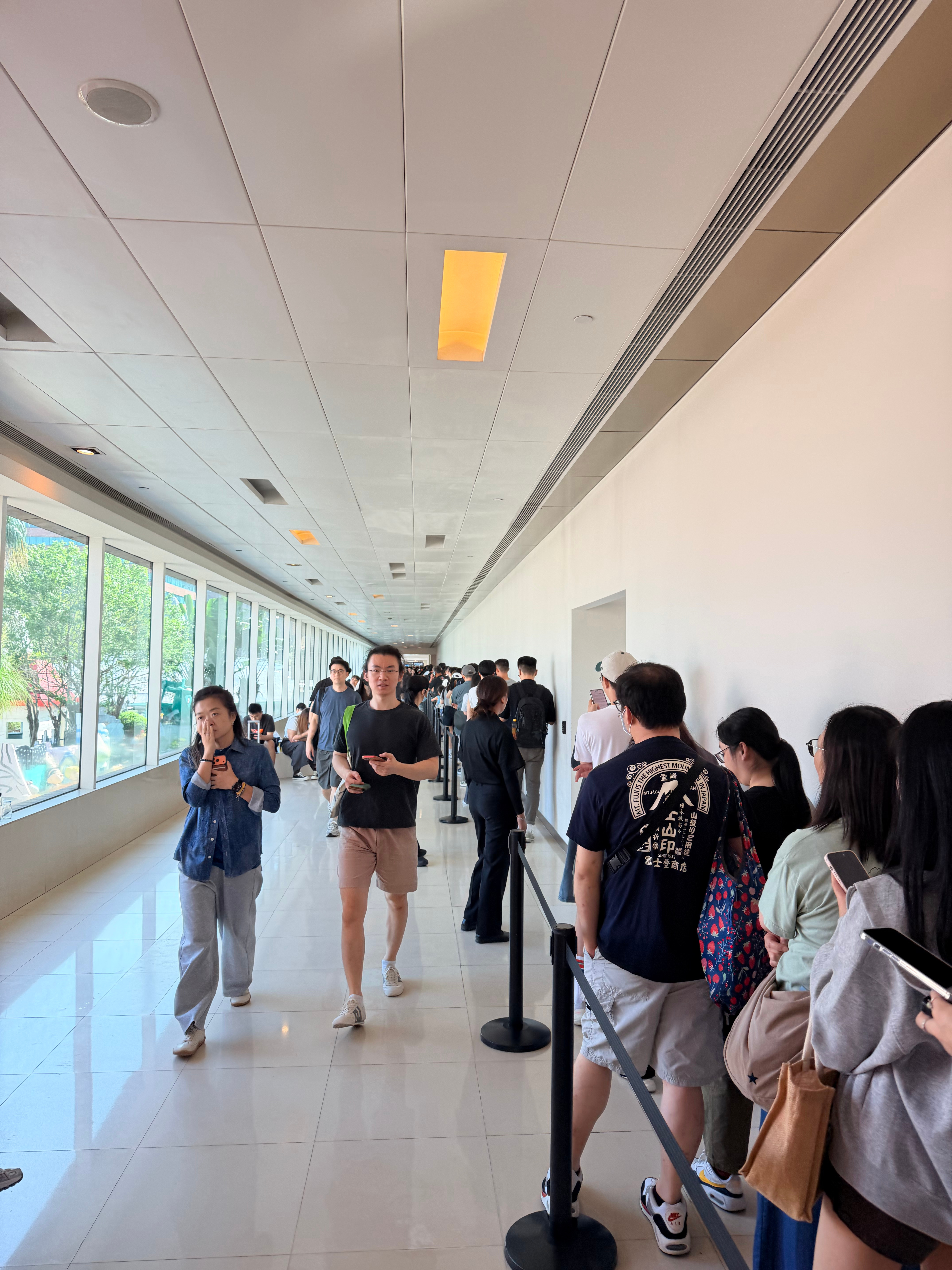 我又来香港Apple了今天周末比昨天工作日的人多了两倍[捂嘴哭]  ​​​