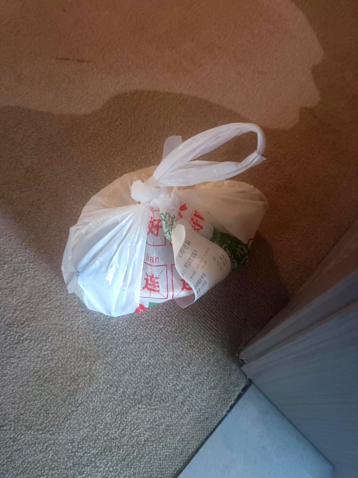 我开门，饭在地上。
就那么孤零零地躺在门口的地垫上。
APP上写着20分钟到，我