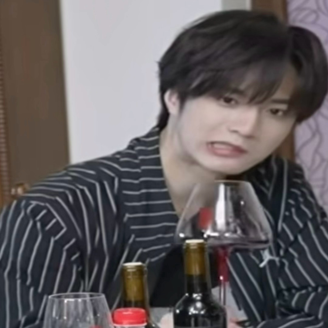 嚼着点苏打饼干非要和别人突然碰杯 