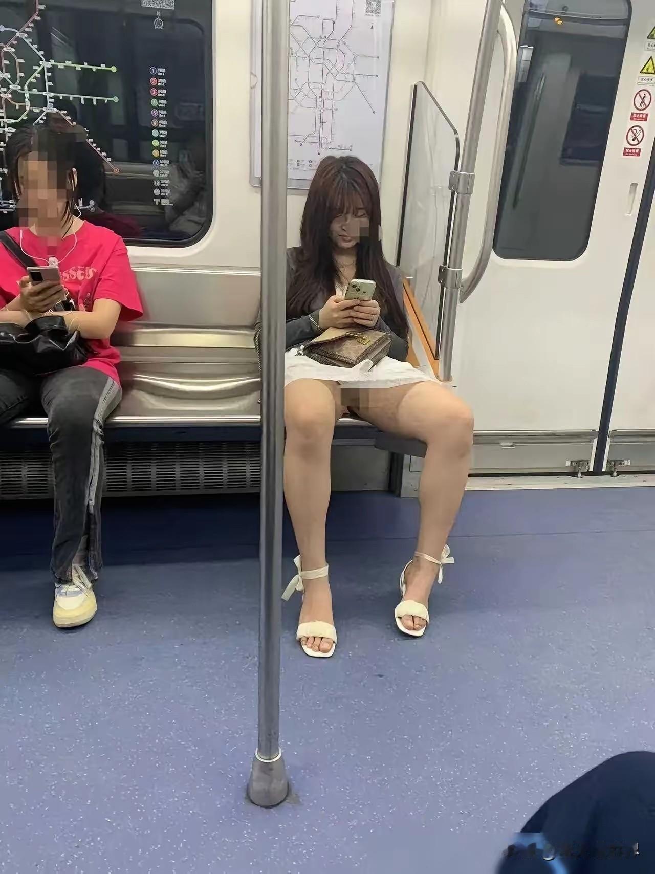 最近都在讨论地铁上女孩子这种坐姿到底好不好？
仁者见仁，智者见智，地铁公共场合我