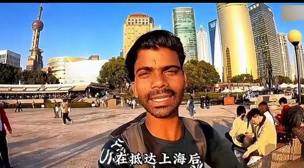 就这么个印度玩意儿来咱家穷游，在国内待了四十多天，全程到处蹭吃蹭喝、拦路人要钱、