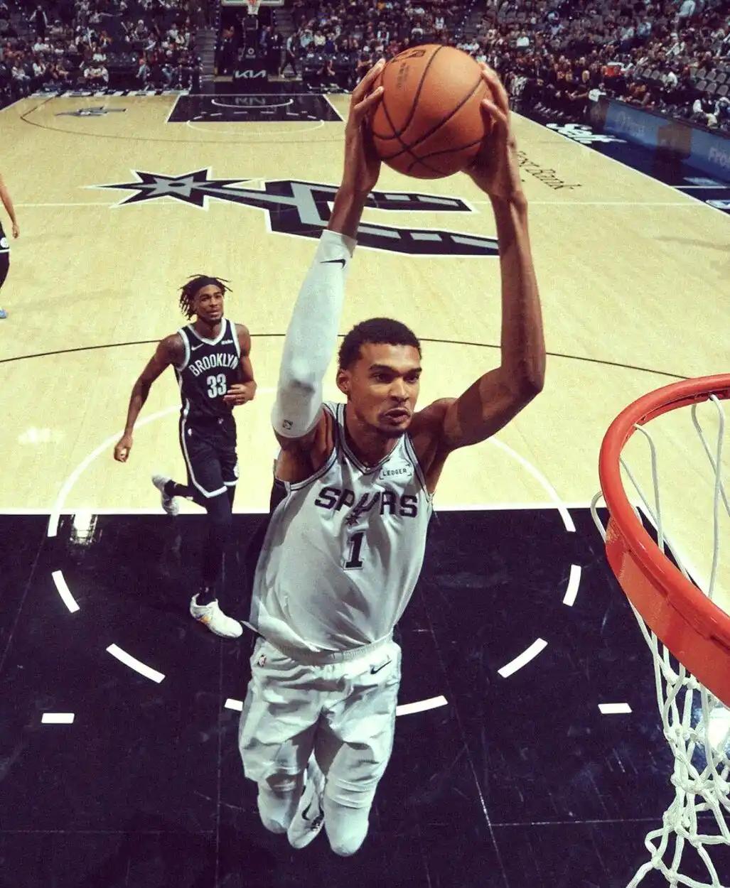 文班亚马是加强版的杜兰特，杜兰特可怕，你就知道文班亚马更可怕了。文班亚马出场32