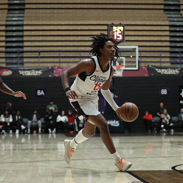 洛杉矶快船将签下后卫小泰泰·华盛顿，合同为两年制双向合同。据报道，快船将裁掉雷杰