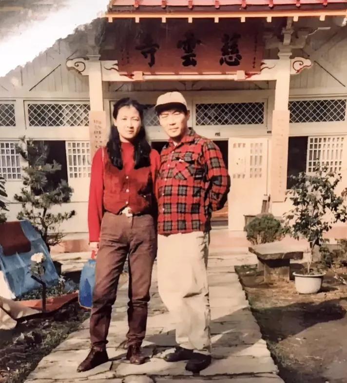 80年代，李立群与妻子林丽钦，留下的一张合影，相片中两人面带微笑，幸福洋溢。然而