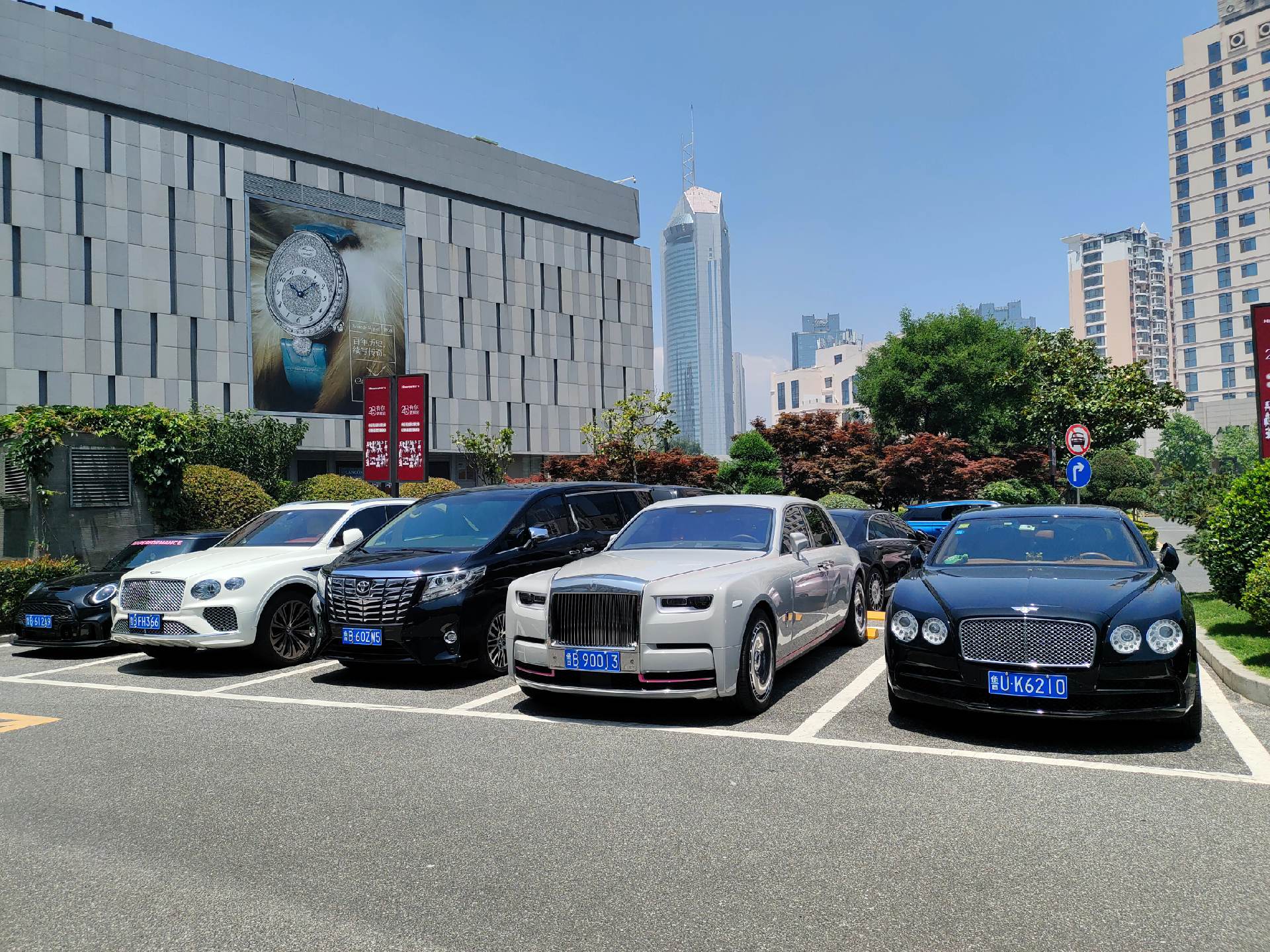 不愧是山东数一数二的商场，周末逛海信广场后逛了逛停车场，豪车是真的多
