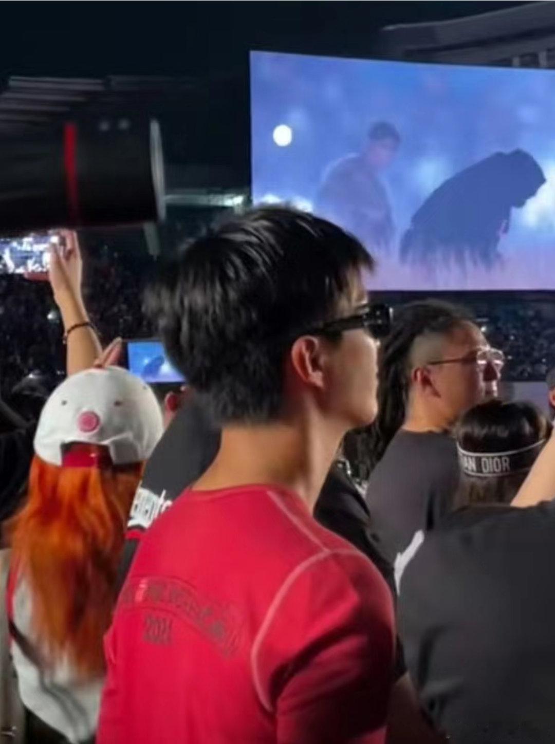 偶遇范丞丞去了侃爷演唱会 ​​​