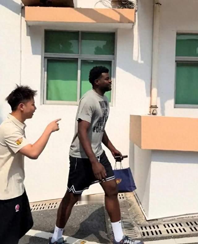 广东重磅引援抵达，辽宁迎2喜讯，拉塞尔首秀21分，北京注册布朗