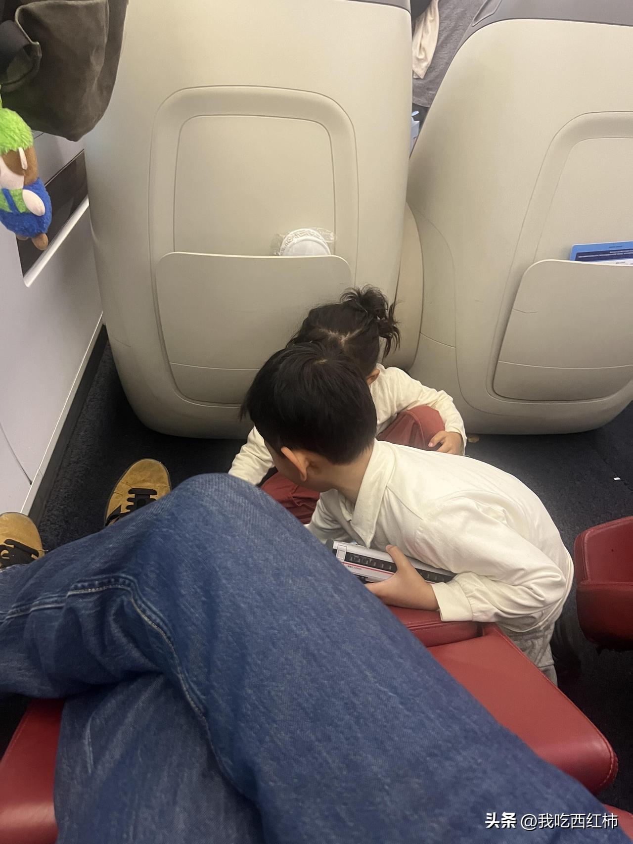 我当然会把脚移到一边
旅途差不多有两小时，我原来计划坐在椅子里，喝点免费饮料，写