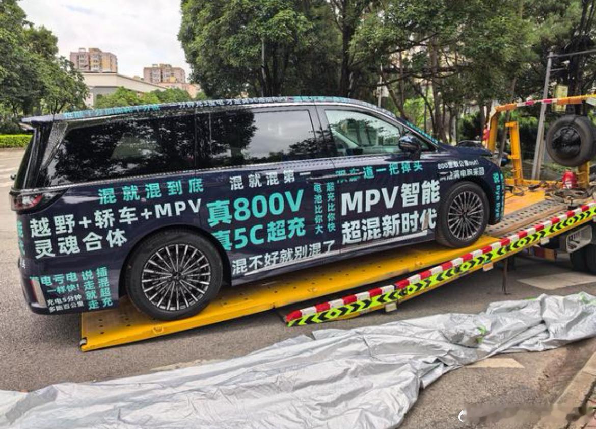 兄弟们！2026款的岚图梦想家实车图看到了！外观几乎没啥变化，但是车上的字很有意
