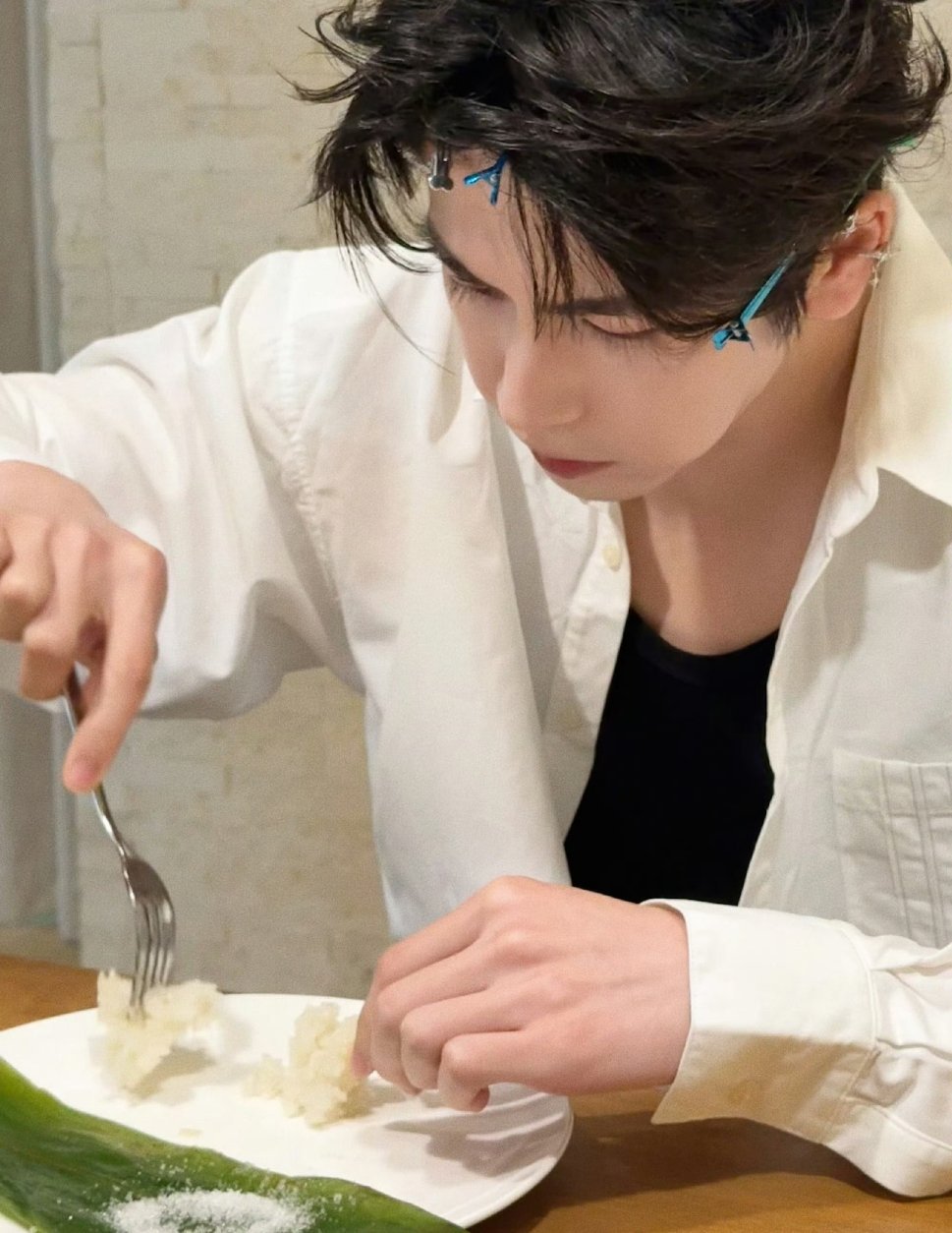 张凌赫吃粽子蘸白糖正宗无锡人吃法哈哈哈乖乖蘸白糖的哥哥张凌赫