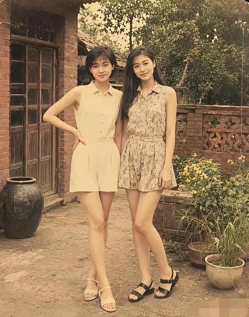 翻出我妈二十岁的合影，这看着干净舒服的纯天然美貌，老房子都跟着蹭颜值了。