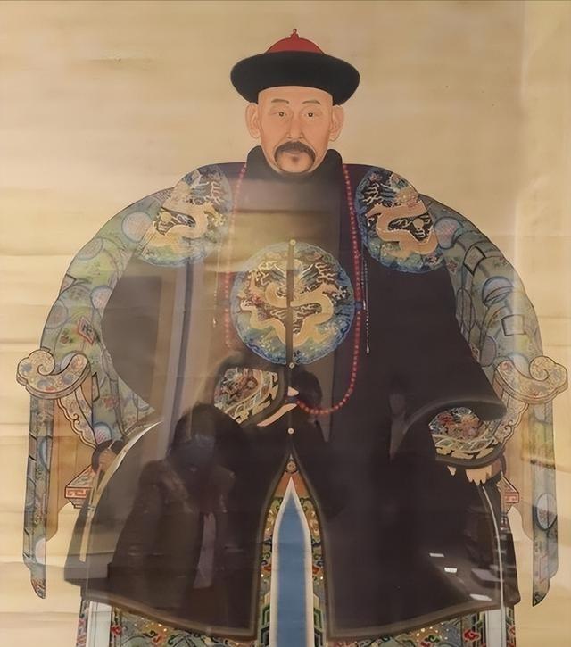 1702年，镇边大将军陈威远解甲归田，推开家门却见祖宅被占一半。老管家哭着要找恶