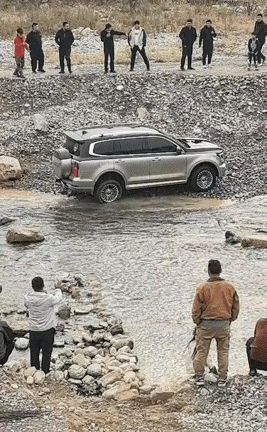 刚两步就翻了？是驾驶技术不行，还是越野性能不好呢？