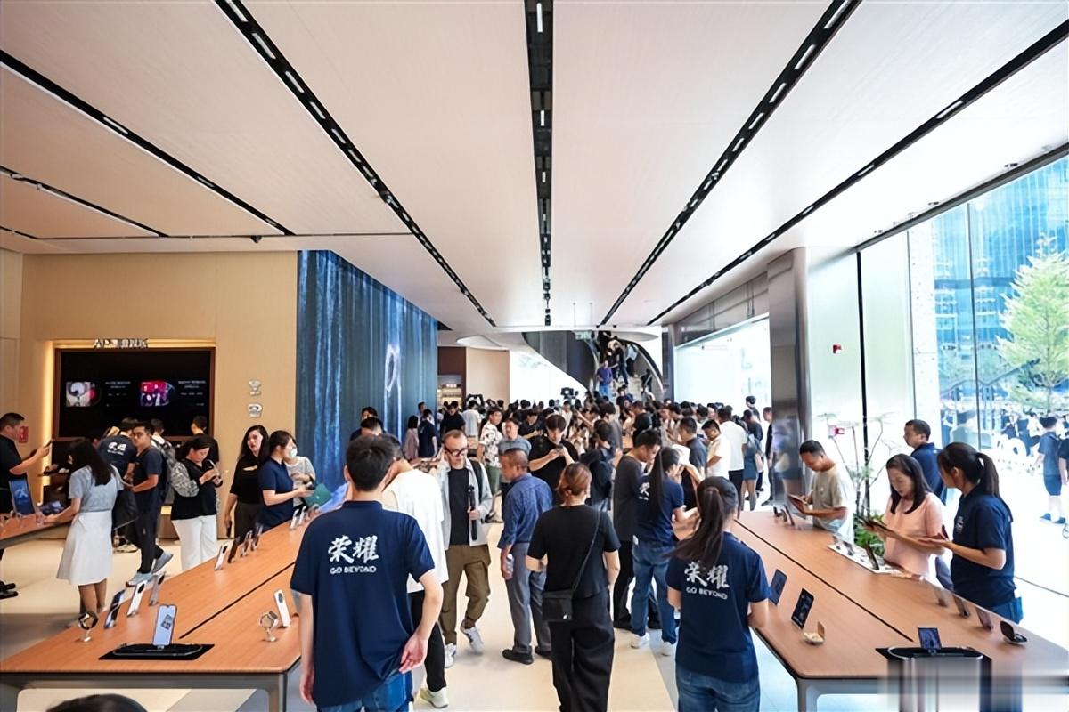 榮耀阿爾法全球旗艦店上新聞聯播 從智慧體驗殿堂到產業樣本的蛻變