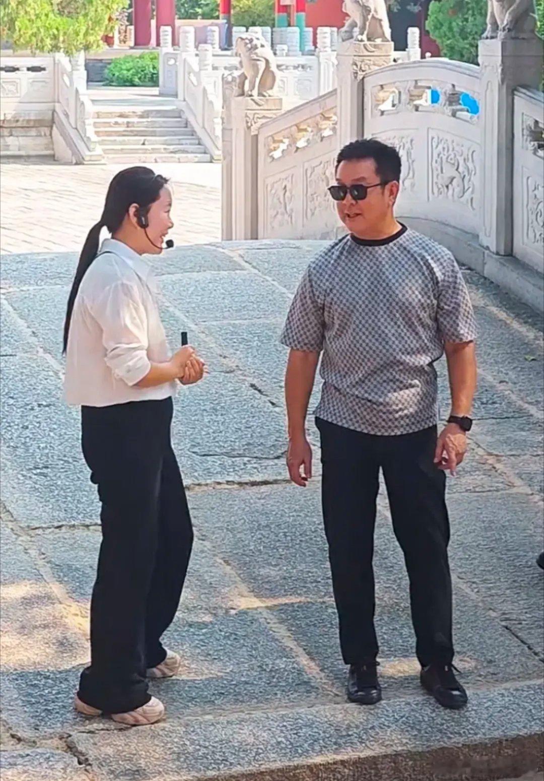 一代功夫大师元彪现身华山参观，不愧为练武之人，年近七十，这身板看着是相当的硬朗，