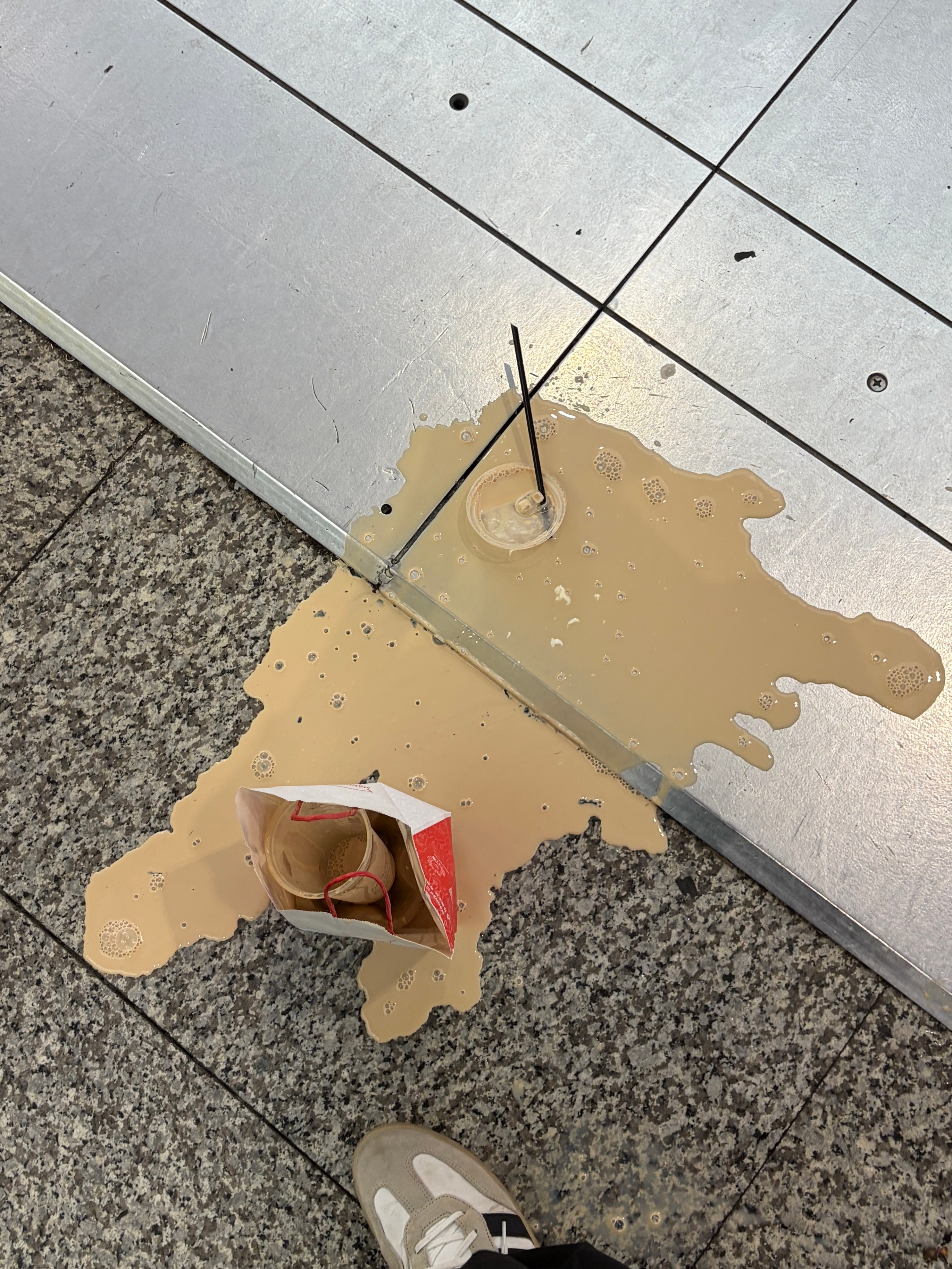 上海台风 天塌了，在虹桥机场买了一杯咖啡，还没喝，航班取消，跑过来改高铁，就过了