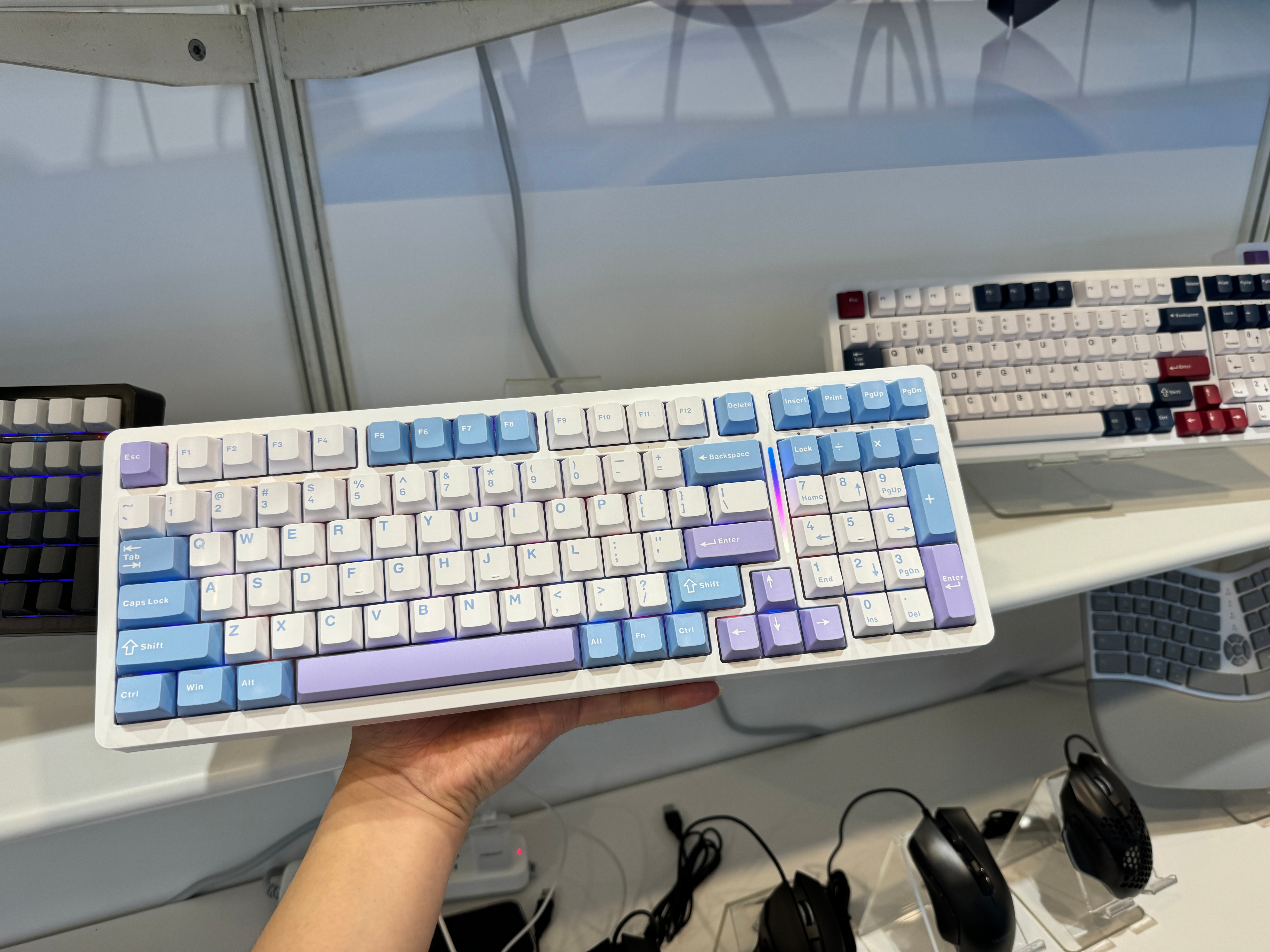来香港春季电子展看看。很多优质的鼠标键盘充电头时平板手机供挑选。数码爱好者来这里