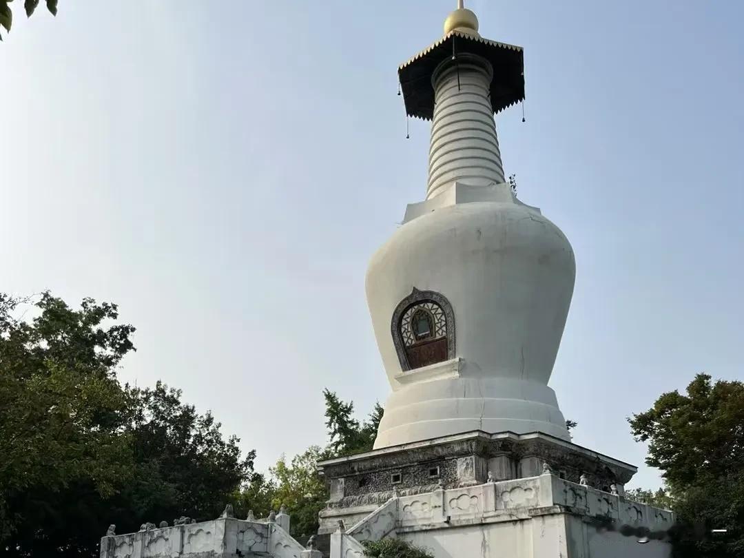 金秋十月下扬州：在这个充满诗意与浪漫的金秋时节，阳光温馨恬静，秋风和煦轻柔，蓝天