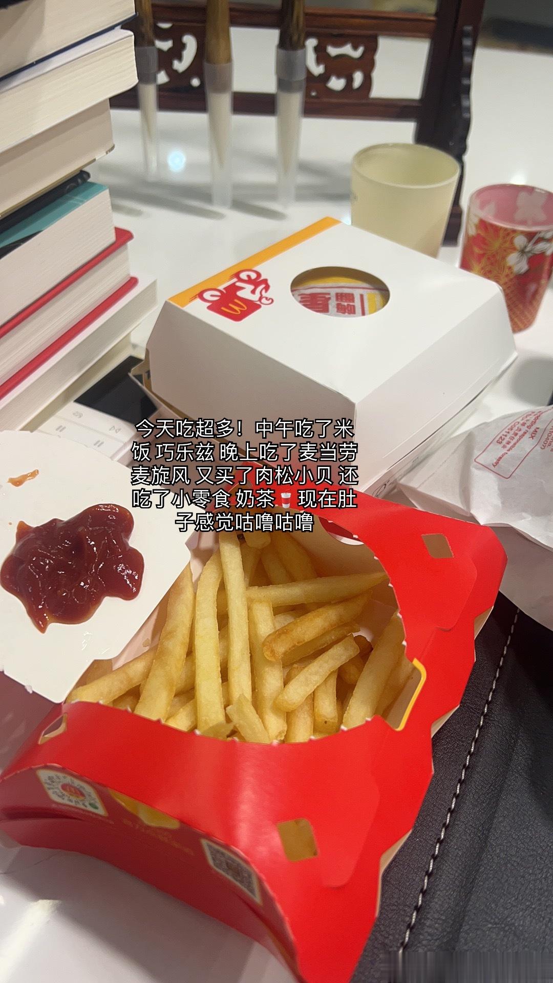 刚开完会 现在去设计部再对一下衣服 明天去拍下皮衣的搭配给你们看～！最近异常忙碌