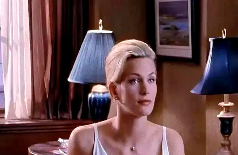 她扇了导演耳光，只因拍戏时被骗脱了内裤。
 

首映现场，莎朗·斯通盯着银幕，手