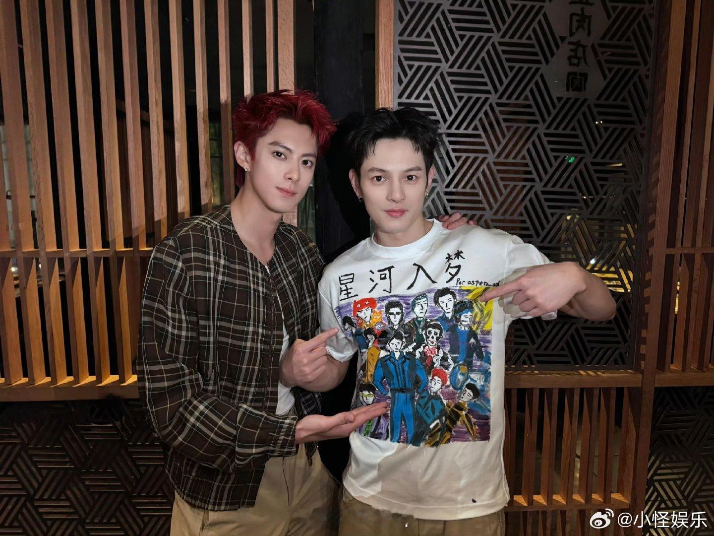 王鹤棣王润泽合照 王润泽晒和王鹤棣合照 友谊长存，星途璀璨，冲鸭！ 