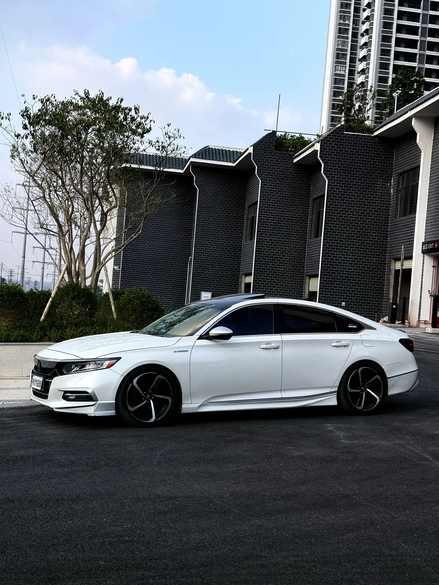 好好赚钱吧 不然你只能娶到一个被无数男人拥有过的女人 她还会说爱我就不...