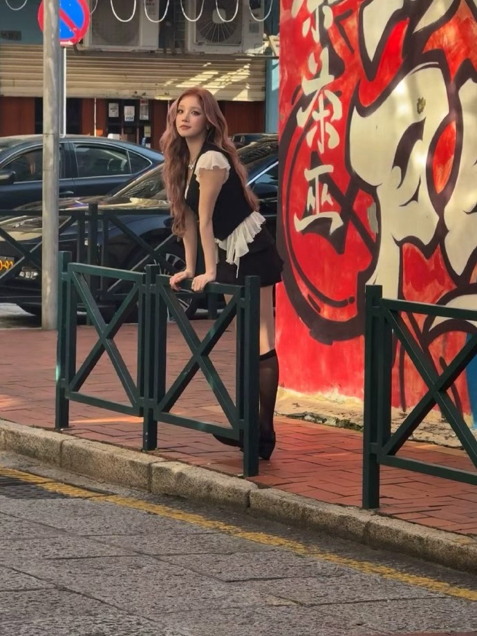 宋雨琦澳门街拍宋雨琦澳门被偶遇 宋雨琦澳门街拍，宋雨琦澳门被偶遇，谁懂这个粉发黑