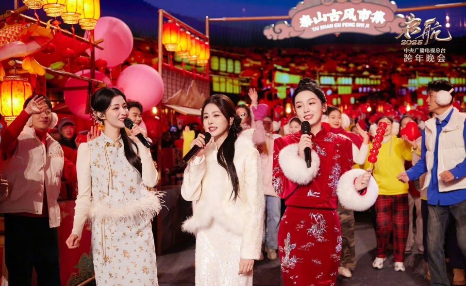 白鹿王楚然周也同框  最爱看美女们同框啦[抱一抱][抱一抱]白鹿王楚然周也央视跨