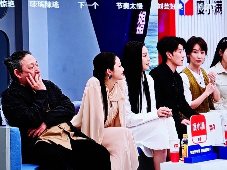 本届浪姐最辛苦的男人出现了三宝老师，第一个出现，得等待33位姐姐上场，一个半小时