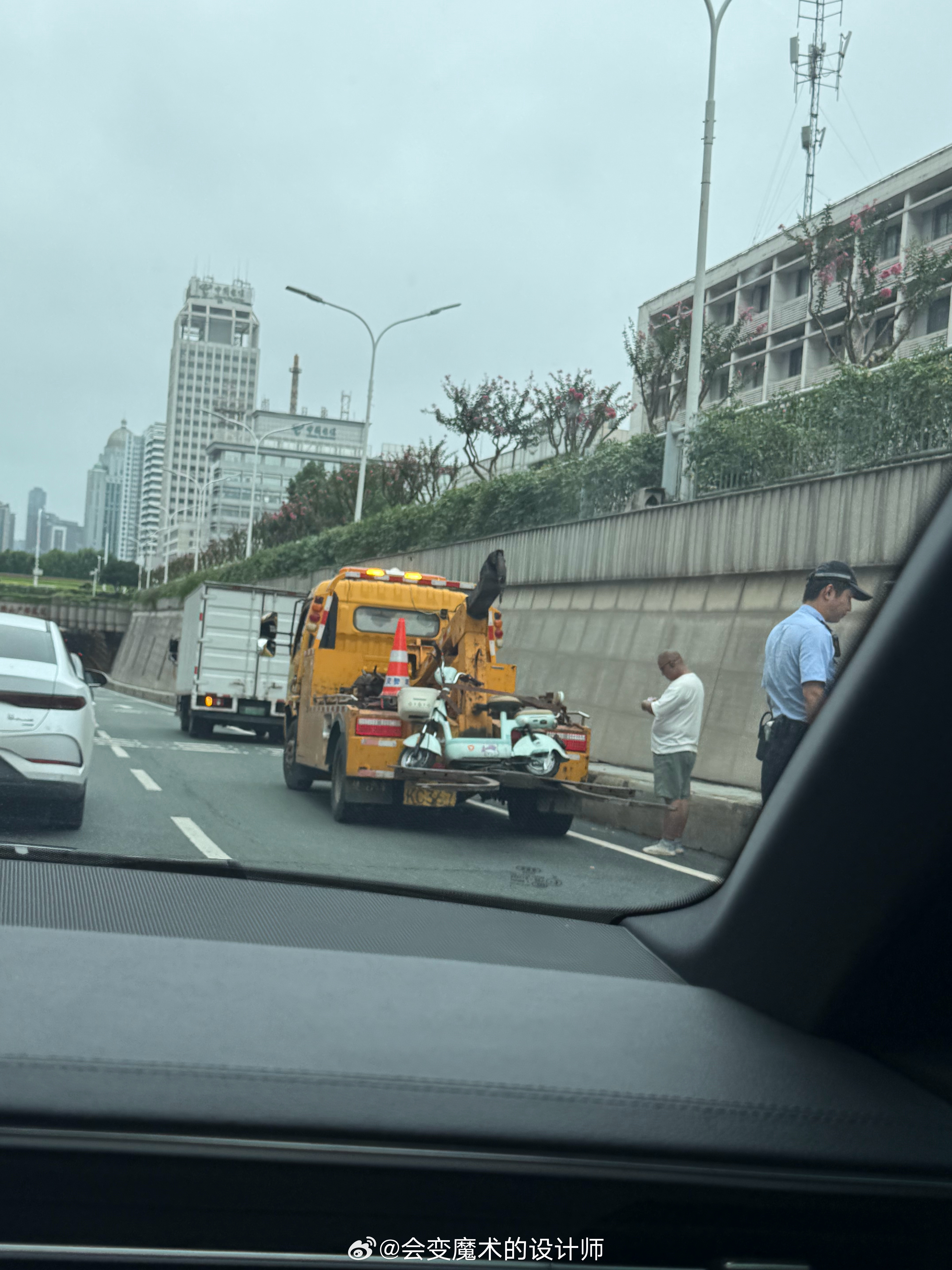 上班路上偶遇车祸罗工远程预判电瓶车事故到跟前果真如此道路安全全靠自觉大家多遵守交