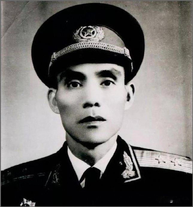 1951 年五月的朝鲜前线，电报声日夜不停砸在六十军军部的作战桌上，韦杰盯着手里