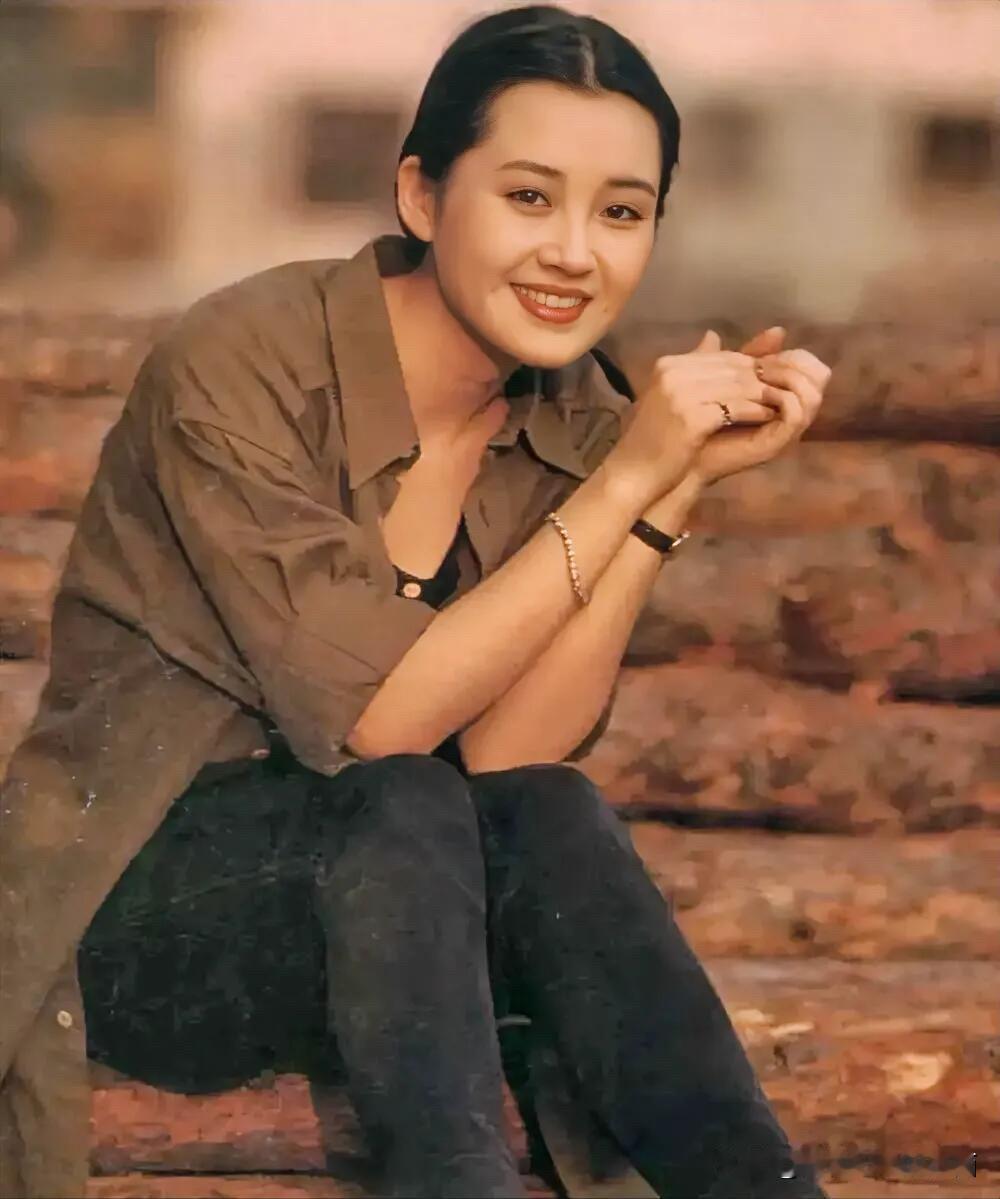 原来她这般漂亮啊，在《笑傲江湖》里的任盈盈颜值很普通，根本算不上漂亮的，只是一双