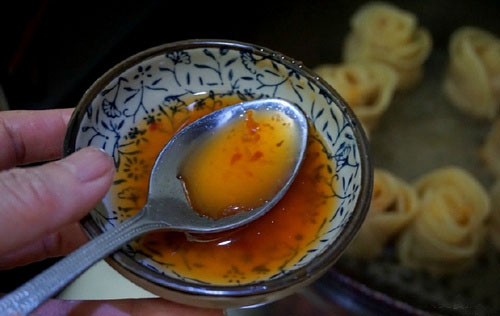 【玫瑰花饺的做法】普通的饺子皮转身一变就可以变成又美丽又可口的玫瑰花饺啦！吃起来
