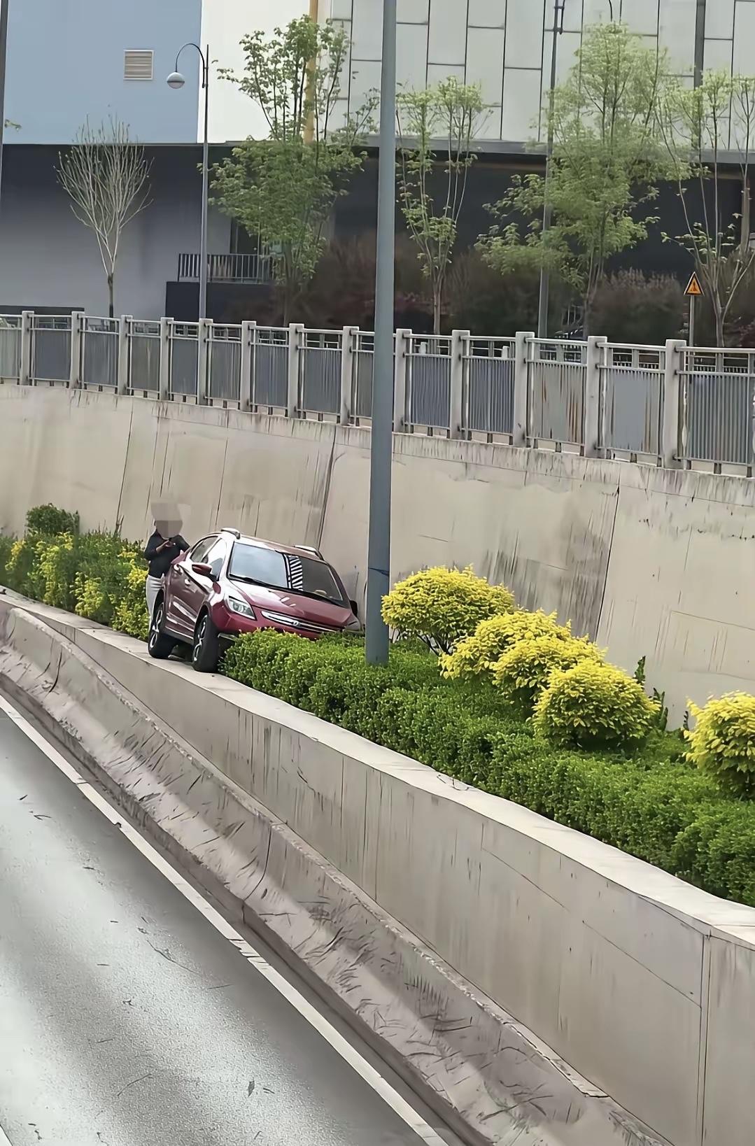 懂车的朋友谁能告诉我，这是什么品牌？

飞腾如此高难度动作后还能完好无损，下次再