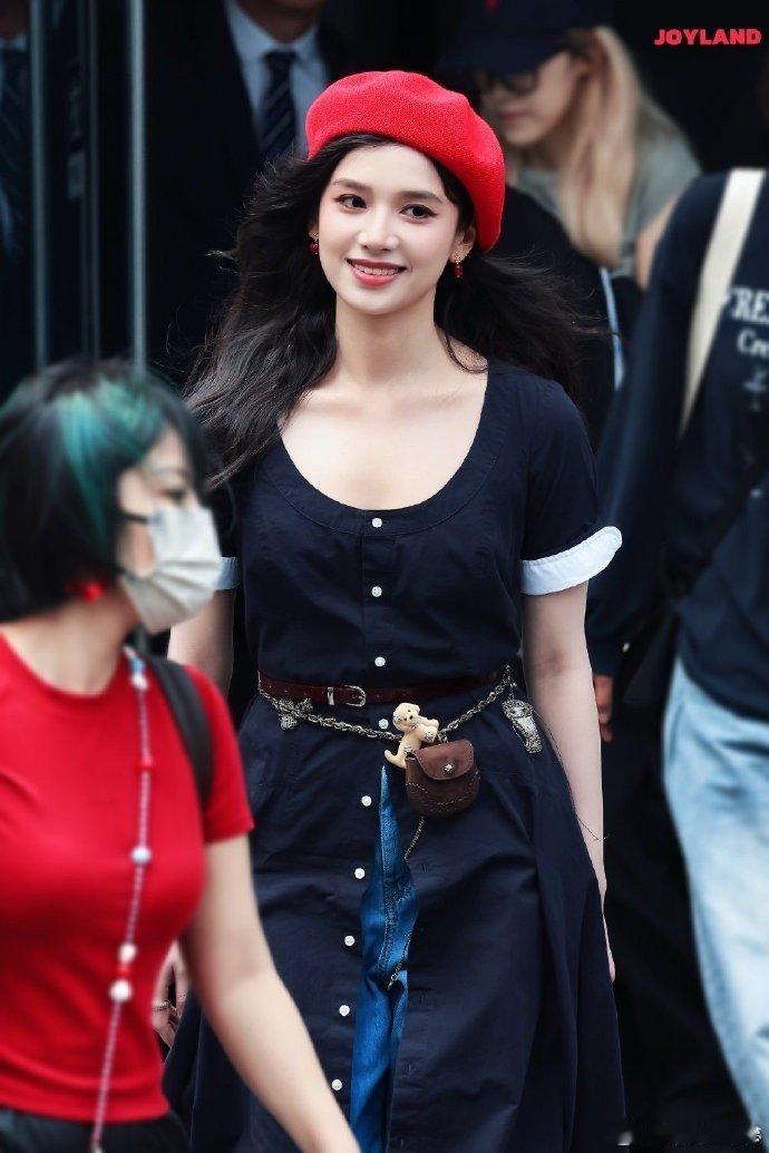 陈哲远张婧仪你好星期六上班路透陈哲远张婧仪现身录制现场，状态在线颜值抗打，期待两