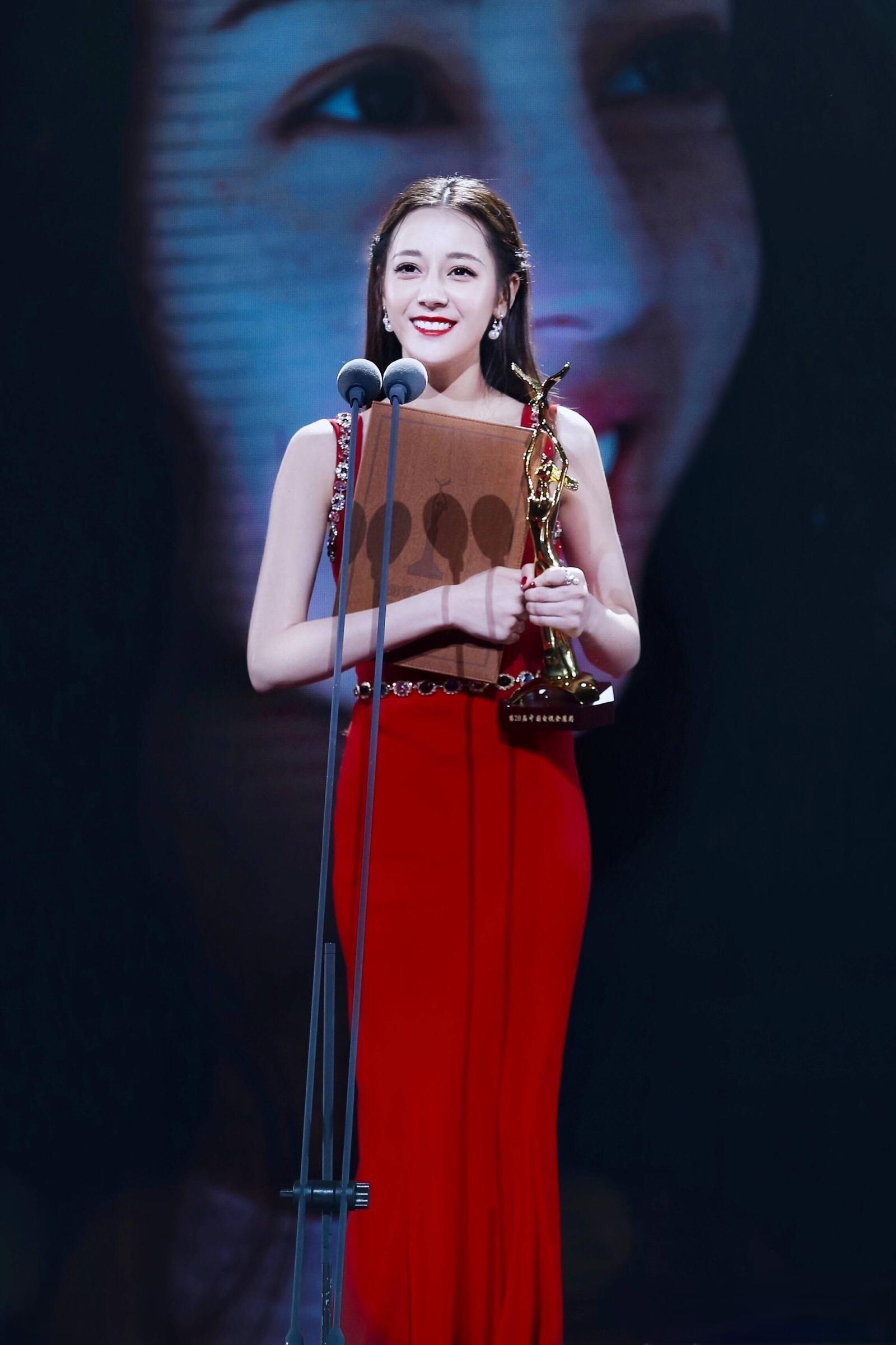 迪丽热巴是90后首位金鹰视后国家级奖项加持，含金量无需多言！ 