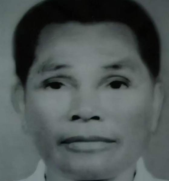1960年，海南乐会县一位名叫何世富的老农，在临终前跟妻子曾国彩坦白了藏了半辈子