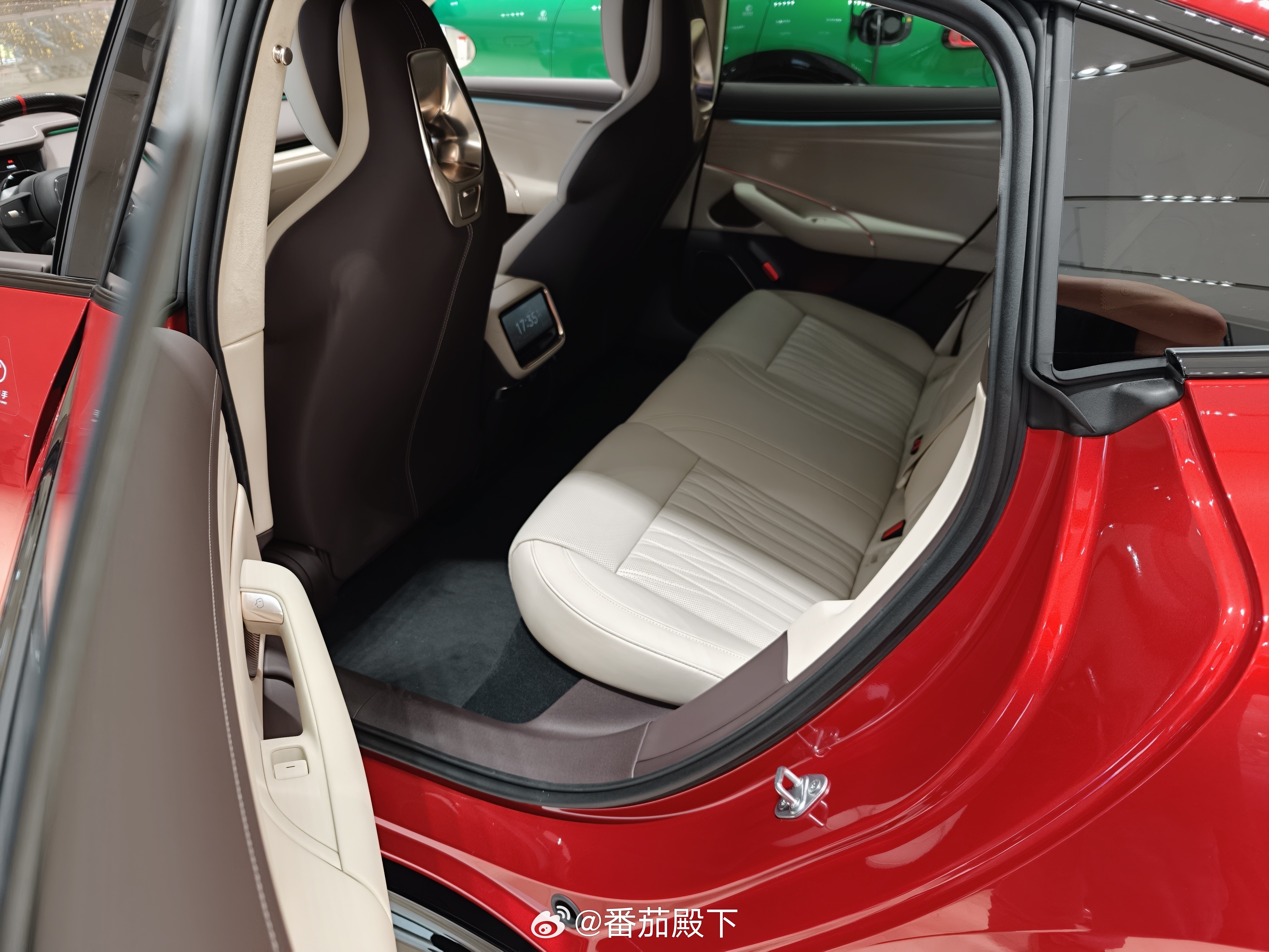 小米新一代SU7后排腿部空间怎么说？（前排调好172cm驾驶坐姿）