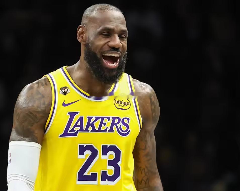 NBA常规赛，湖人今日主场对阵太阳。首节比赛中，詹姆斯开局三分球2投全中，罚球3