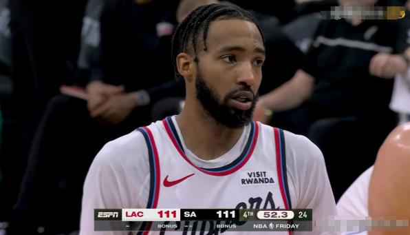 快船悍将小琼斯真是太不自量力了！在今天快船客场以112：116不敌马刺的比赛中，