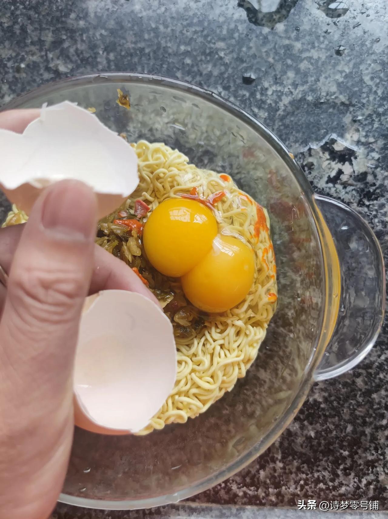 吃很久没吃泡面，加个鸡蛋，居然磕出了双黄蛋！
