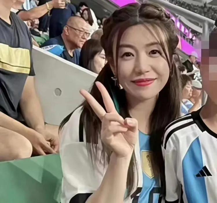 陈妍希和儿子一同观看了一场球赛，两人身穿球衣，尽显母子亲情。虽然儿子正面被打码，