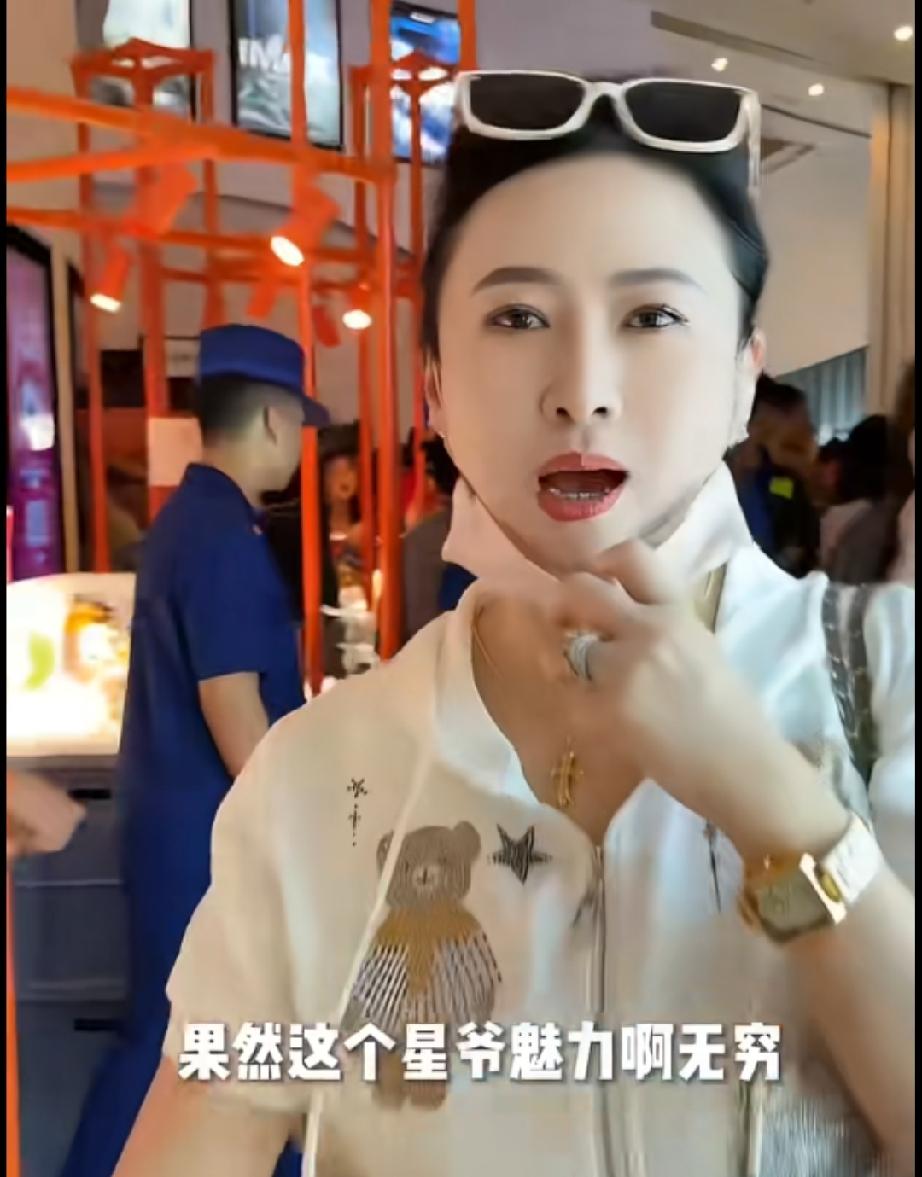 翁虹去看【功夫女足】，最喜欢他的【霹雳先锋】

翁虹说自己出差半个月，终于有时间