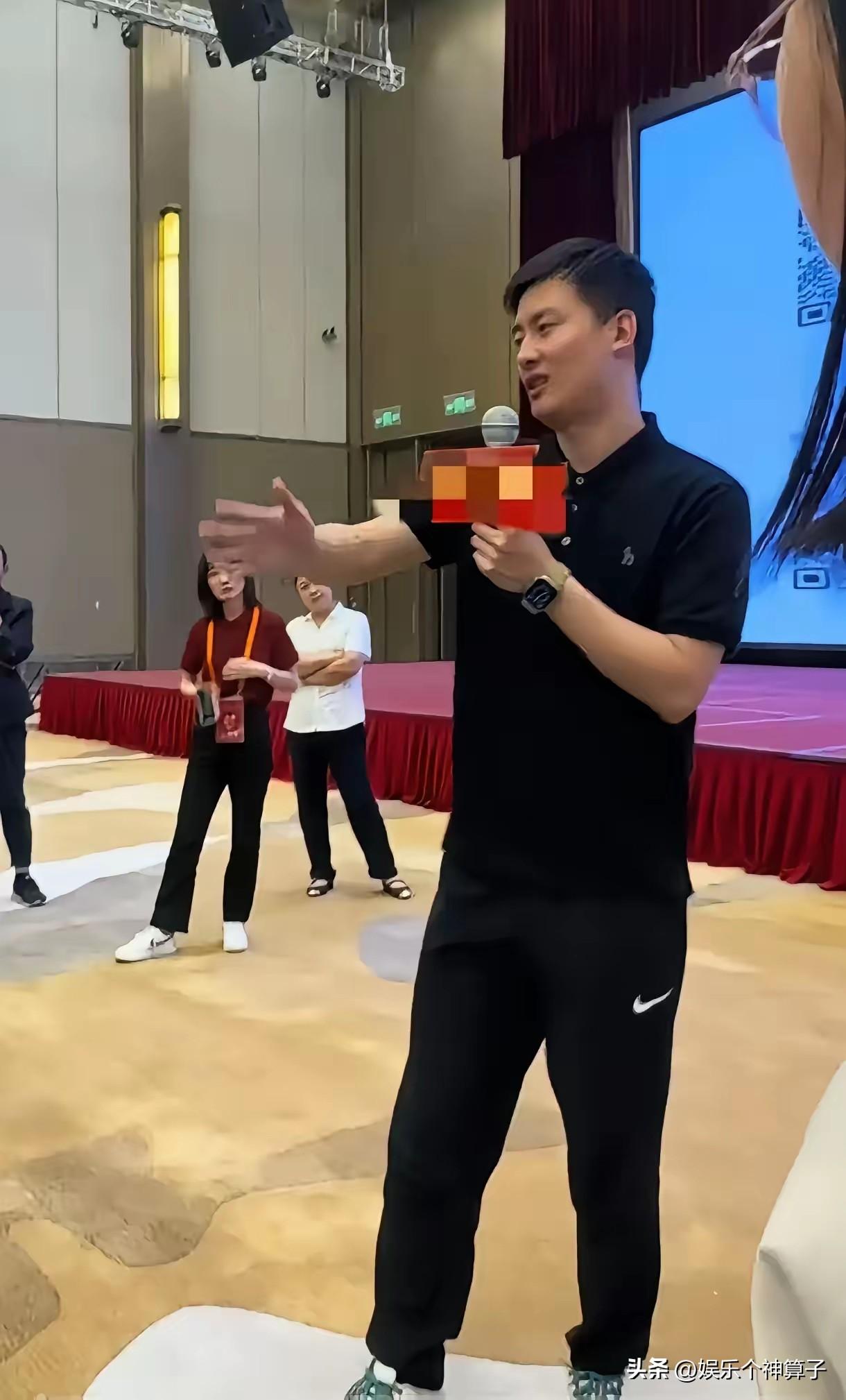 网上都说这是张老师公司“峰学蔚来”的最新掌舵人！
特意到网上科普一下，据悉，这是